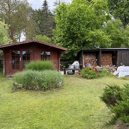 Garten Und Pool Und Gaestehaus