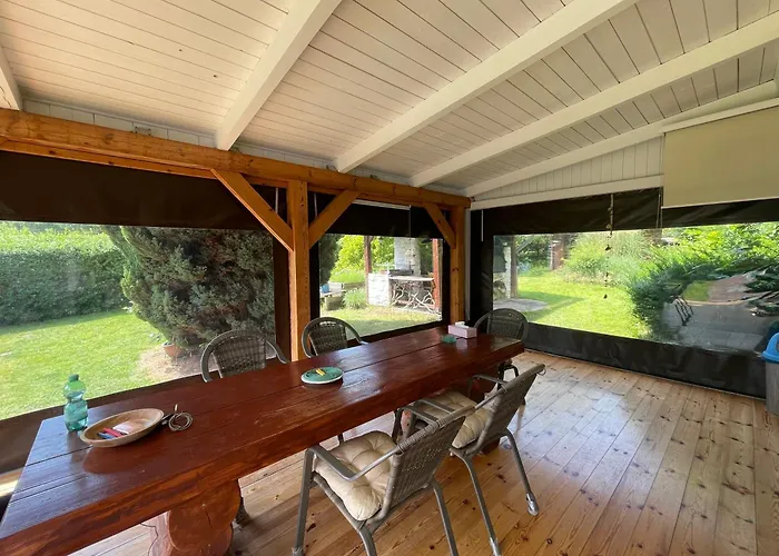 Garten Und Pool Und Gaestehaus