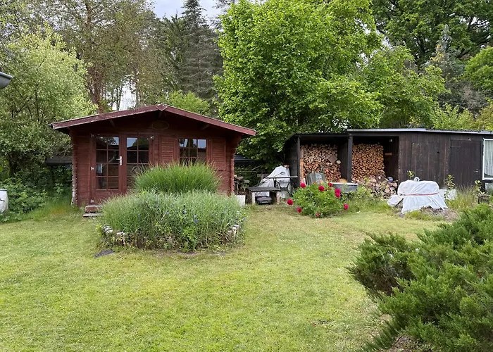 Garten Und Pool Und Gaestehaus